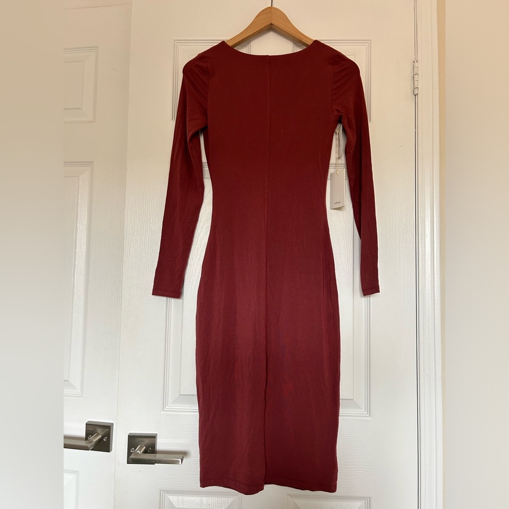 Dress from Wilfred/Aritzia tight maroon colour size XS BRAND NEW - Picture 2 of 3